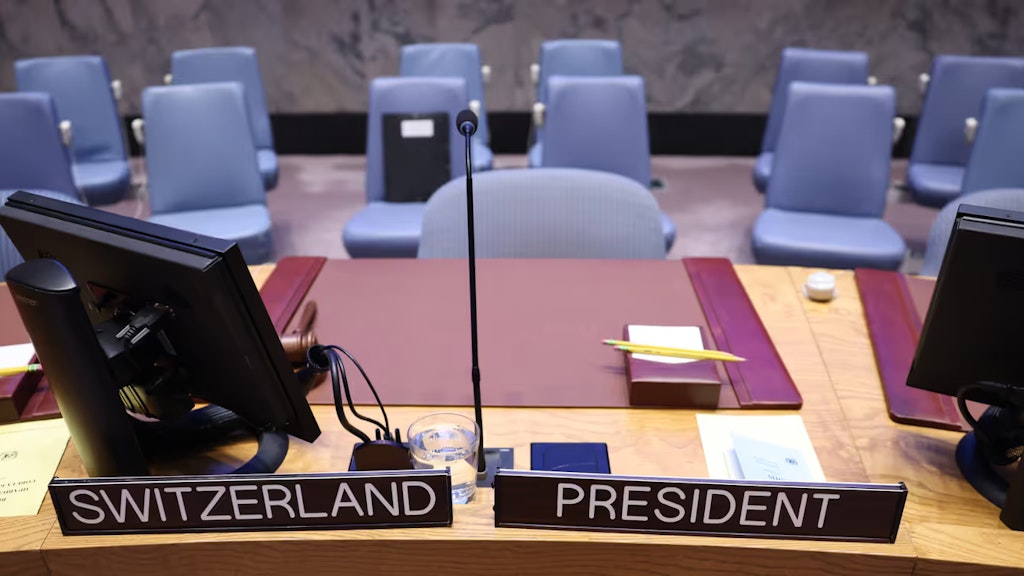 Auf dem hölzernen Tisch des UNO-Sicherheitsrats stehen zwei Holztafeln. Auf der der einen steht geschrieben «Switzerland» auf der anderen «President».