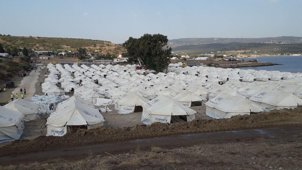 Zahlreiche Zelte bilden zusammen ein Lager direkt am Meerufer der Insel Lesbos.