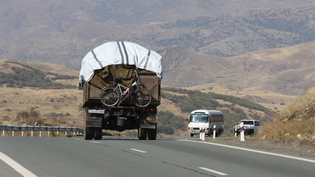 Ein Lastwagen mit einem Fahrrad fährt von Nagorno-Karabach nach Armenien.