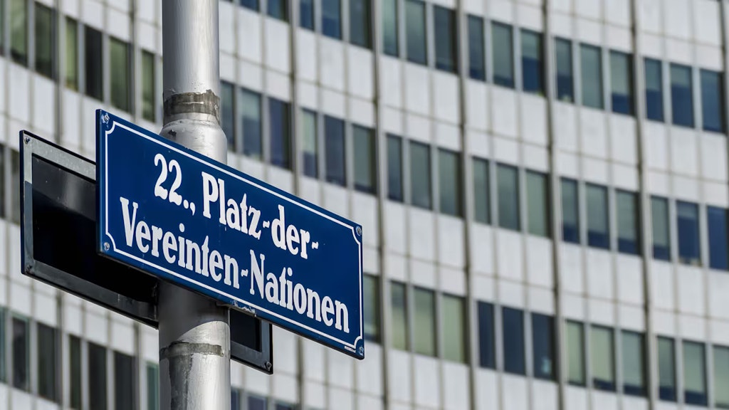 Auf einer Tafel vor dem UNO-Gebäude in Wien steht geschrieben «Platz der Vereinten Nationen».