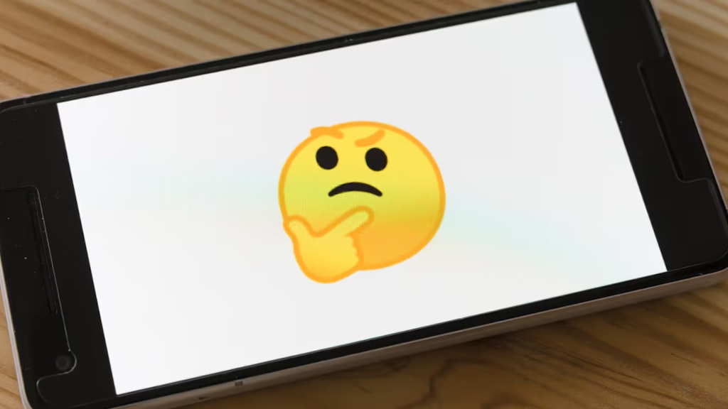 Ein Smartphone zeigt ein Emoji, das etwas hinterfragt.