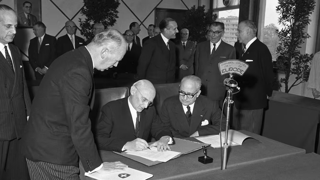 Bundesrat Friedrich Traugott Wahlen unterzeichnet in Strassburg die Urkunde über den Beitritt der Schweiz zum Europarat.