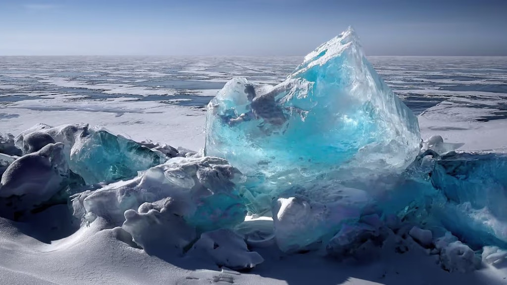 Eisschollen treiben auf dem Meer. 