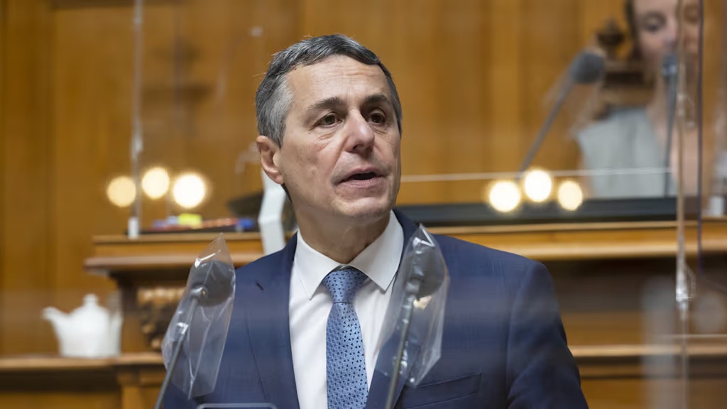 Bundespräsident Ignazio Cassis steht am Rednerpult und spricht zur Vereinigten Bundesversammlung.