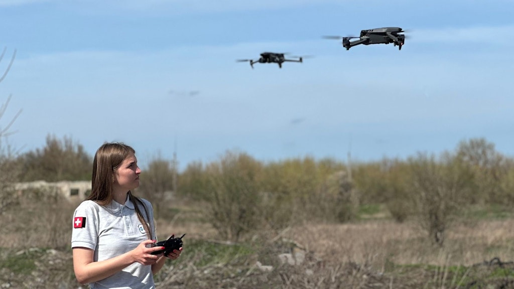 Eine Mitarbeiterin der Schweizerischen Stiftung für Minenräumung (FSD) führt mithilfe von Drohnen eine nichttechnische Untersuchung durch.