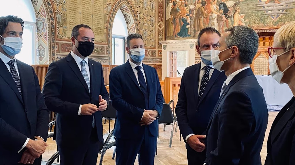Ignazio Cassis spricht mit offiziellen Vertretern von San Marino.