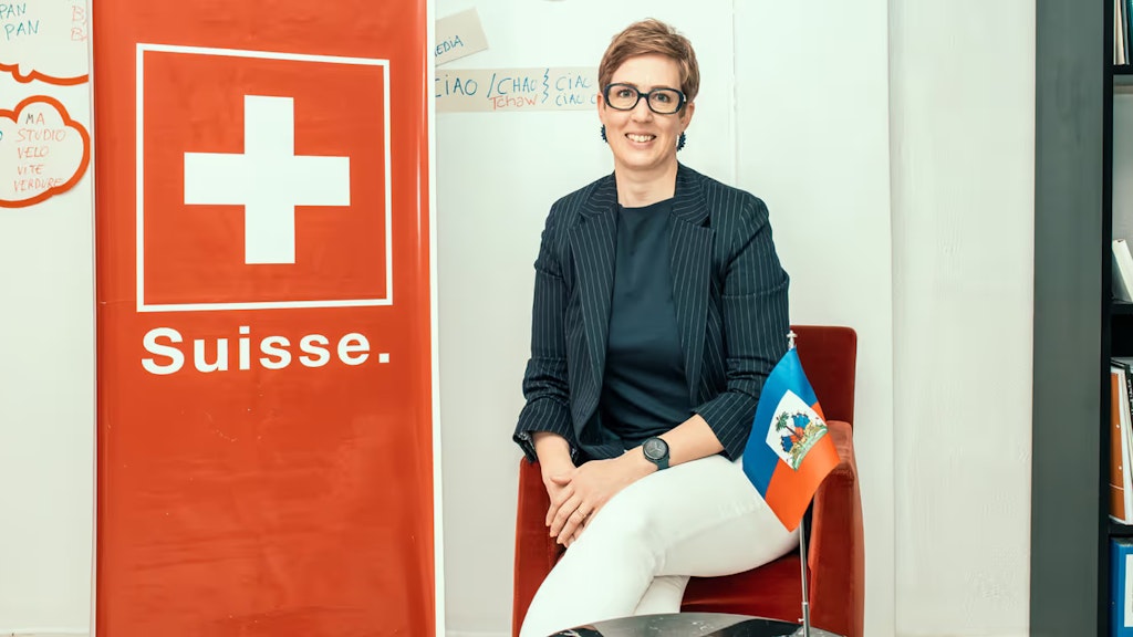 Ariela Kraska vor dem Schweizerwappen. 