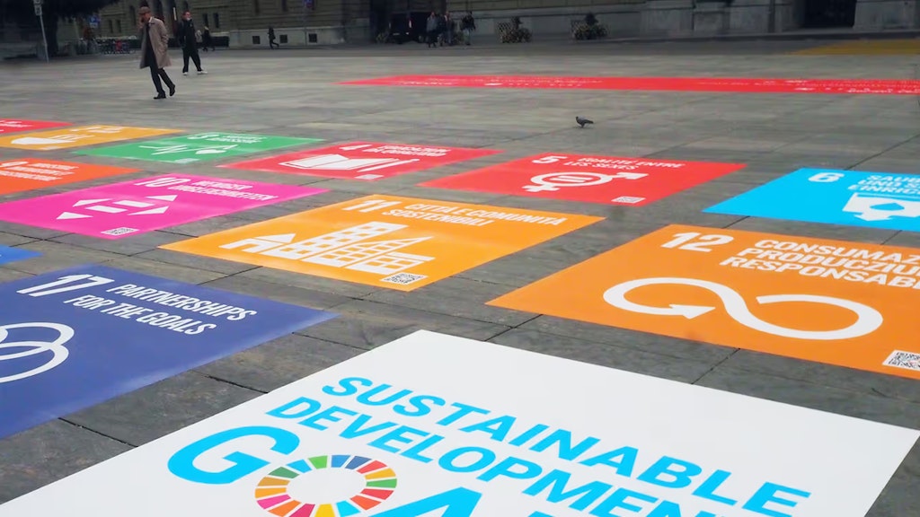 Auf dem Boden des Bundesplatzes sind die 17 Symbole der nachhaltigen Entwicklungsziele der Agenda 2030 aufgeklebt.