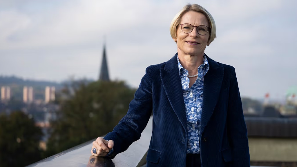 Livia Leu steht auf dem Balkon des Bundeshauses und schaut in die Kamera.