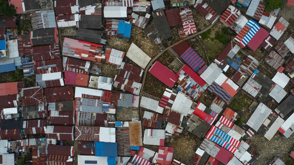 Luftaufnahme eines Viertels mit niedrigem Einkommen in der kolumbianischen Hafenstadt Tumaco.