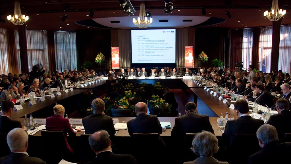 Das Foto stammt von der Ministerkonferenz des Europarates im Februar 2010 in Interlaken: Es zeigt einen mit Teilnehmenden randvollen Saal.