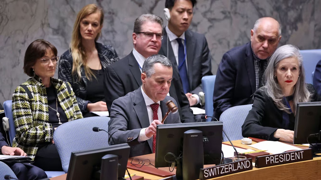 Bundesrat Ignazio Cassis sitzt am hufeisenförmigen Tisch des UNO-Sicherheitsrats. Vor ihm steht ein hölzernes Schild mit der Aufschrift «President».