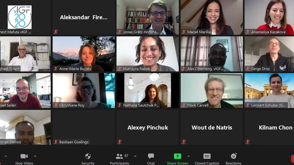 Die Gesichter von mehreren Personen, die via Video miteinander diskutieren, werden nebeneinander abgebildet.