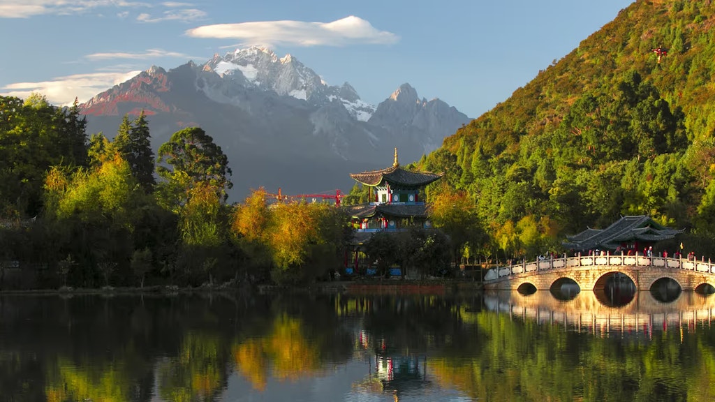 Ansicht des Yolong Xueshan, aus Sicht von Lijang.