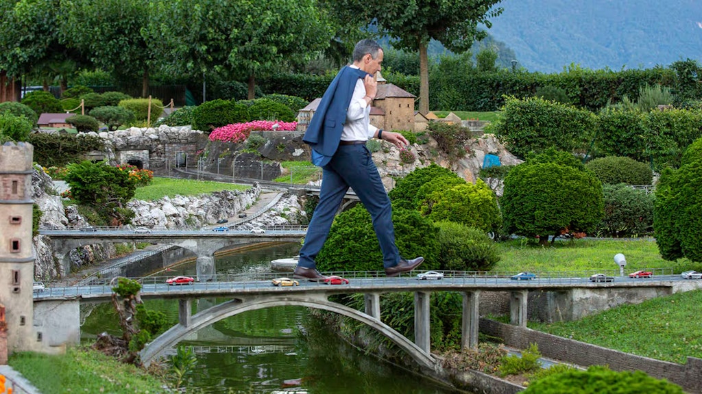 Bundesrat Ignazio Cassis läuft im Swissminiatur über eine Autobrücke.