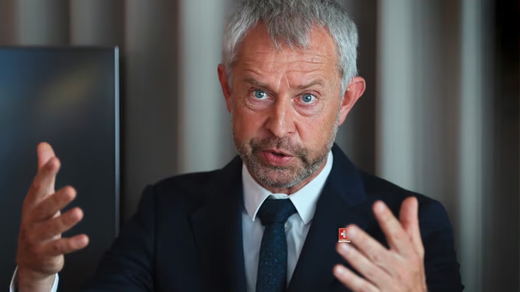 Porträt von Nicolas Bideau während einer Rede.