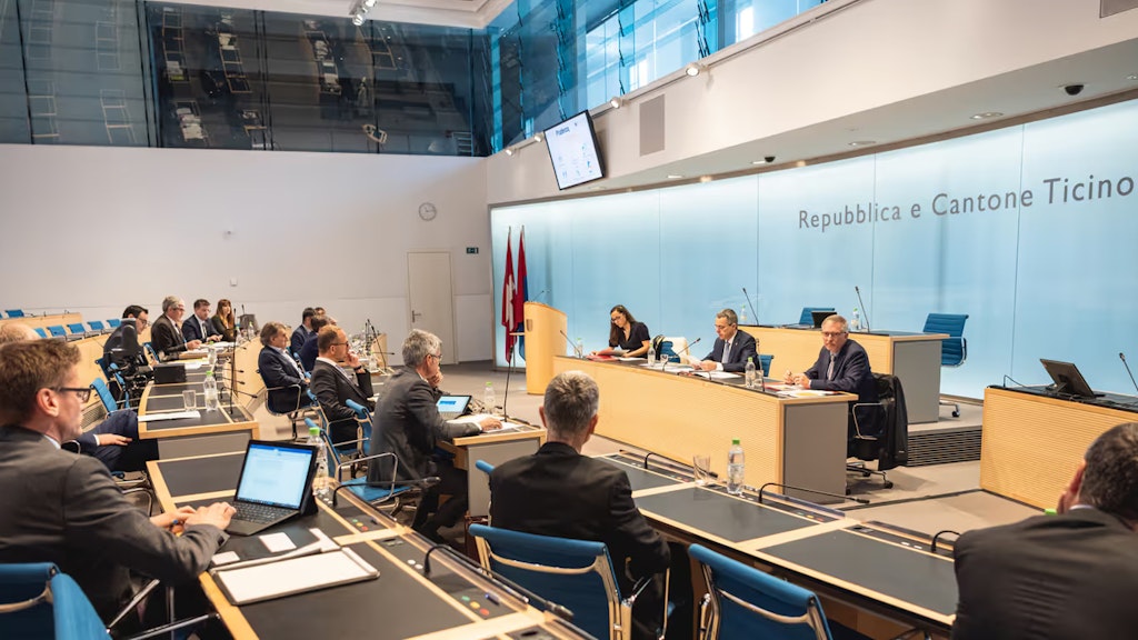 Bundesrat Cassis spricht in Bellinzona mit Mitgliedern der Kantonsregierungen des Tessins und Graubündens.
