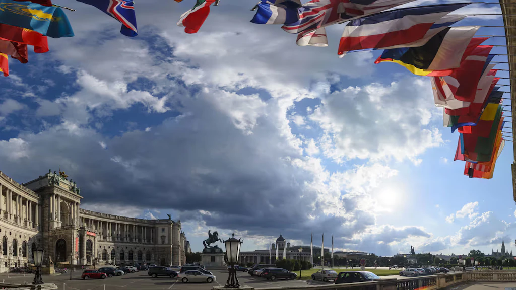 Wien: Die neue Hofburg mit dem Sitz der OSZE und den Flaggen der 57 Teilnehmerstaaten.