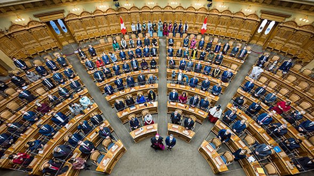 Group photo of participants in Parliament.