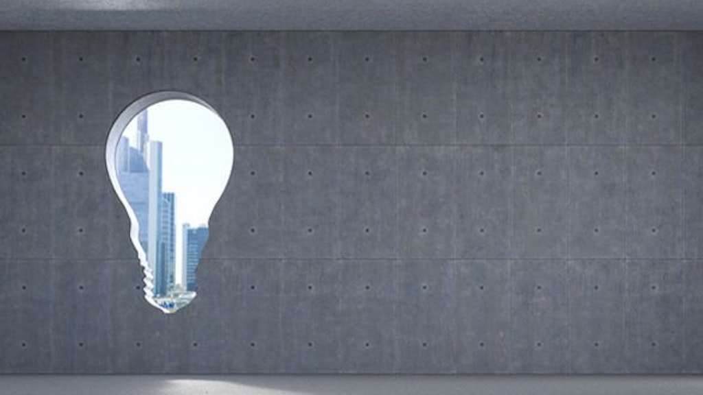 Apertura a forma di lampadina e grattacieli sullo sfondo.