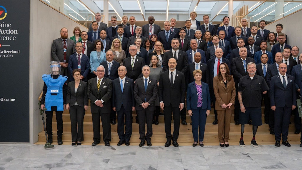 Photo de famille prise lors de l’Ukraine Mine Action Conference à Lausanne. 