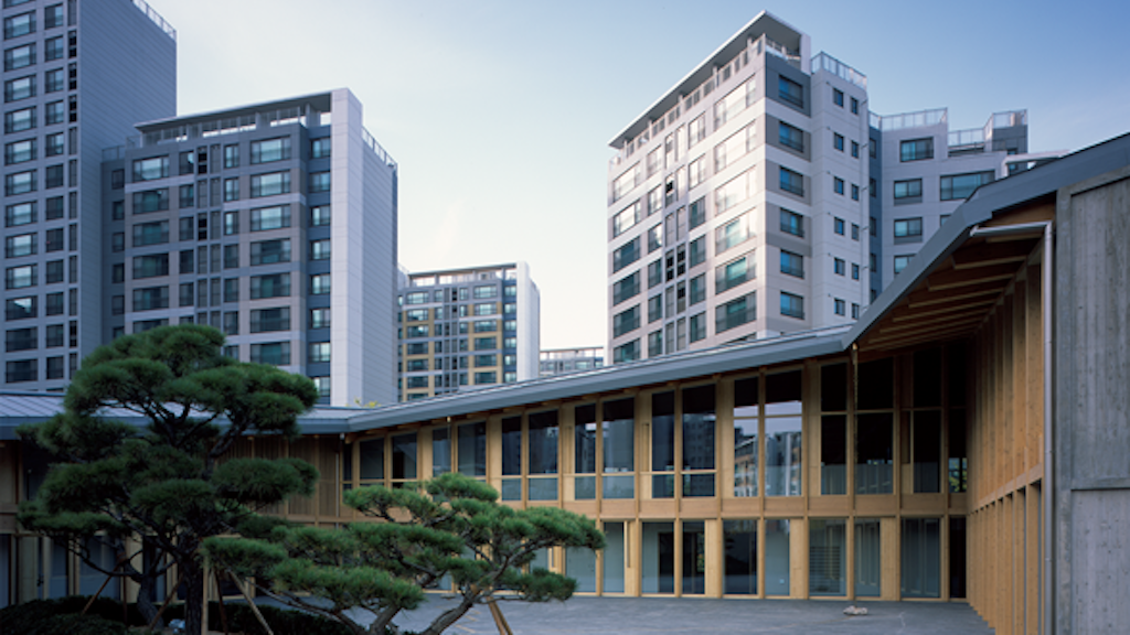 View of the building from the embassy’s inner courtyard with Seoul’s high-rise skyline in the background.
