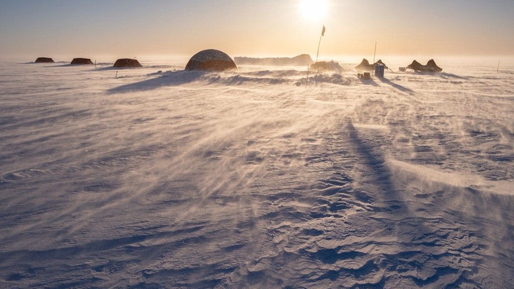 Un campo di ricerca isolato sulla calotta glaciale della Groenlandia nell’ambito del progetto HI-SLIDE.