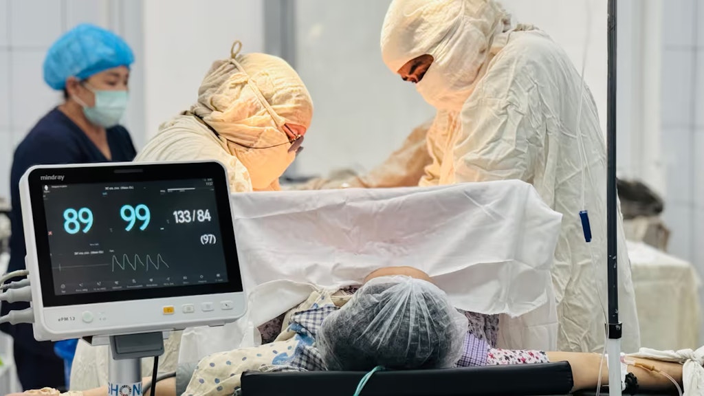 Operationssaal mit medizinischem Personal während einer Geburt.