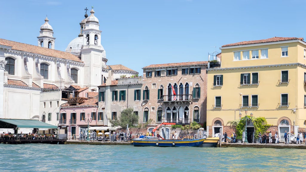 Auf dem Bild ist der «Palazzo Trevisan» zu sehen, es ist ein Gebäude im Stadtteil Dorsoduro und befindet sich an der Uferpromenade Zattere.
