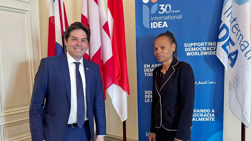 Adrian Junker, Schweizer Botschafter in Stockholm und 2025 Vorsitzender der Organisation International IDEA, steht neben DEZA-Direktorin Patricia Danzi, die am 12. Juni 2025 die Sitzung des Rats der Mitgliedstaaten leitet.