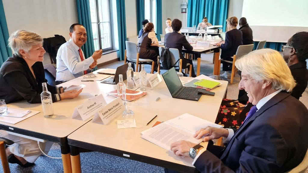 Dibattito tra i partecipanti a un workshop durante il convegno di Giessbach, in Svizzera, nel 2024.