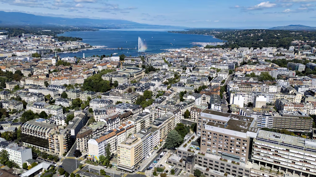 Luftaufnahme von der Stadt Genf mit dem Jet d’Eau. 