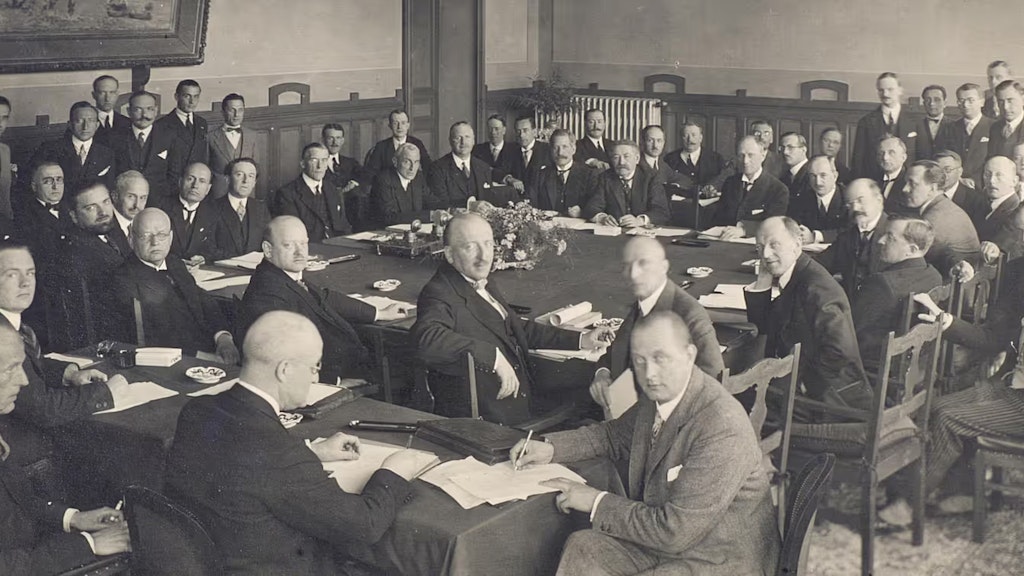 Schwarz-weiss Aufnahme während der Verhandlungen des Locarno-Pakts.