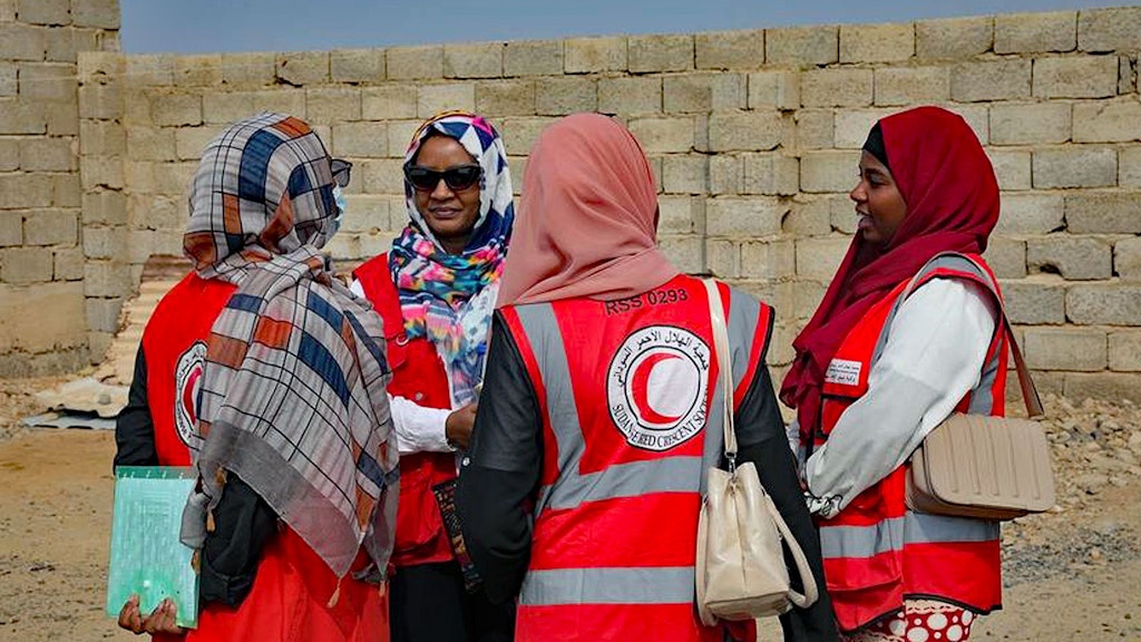  Das Foto zeigt freiwillige Helferinnen des Sudanesischen Roten Halbmonds wie sie in einem Lager für vertriebene Personen bei Port Sudan miteinander sprechen. 