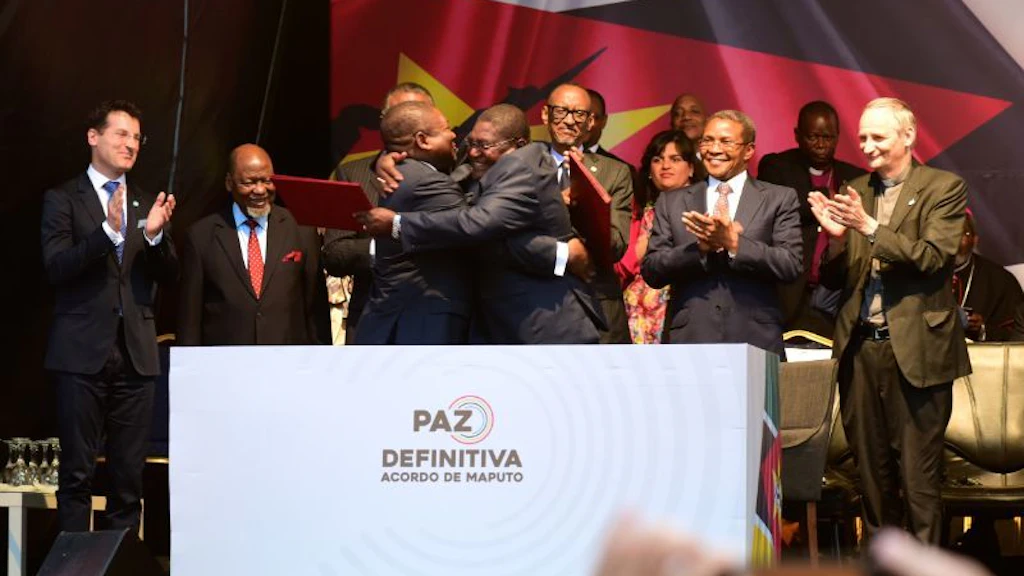 Mosambiks Präsident Nyusi und der Führer der einstigen Rebellengruppe Renamo, Momade, umarmen sich bei der Zeremonie zum Friedensabkommen nach Jahrzehnten der Gewalt.