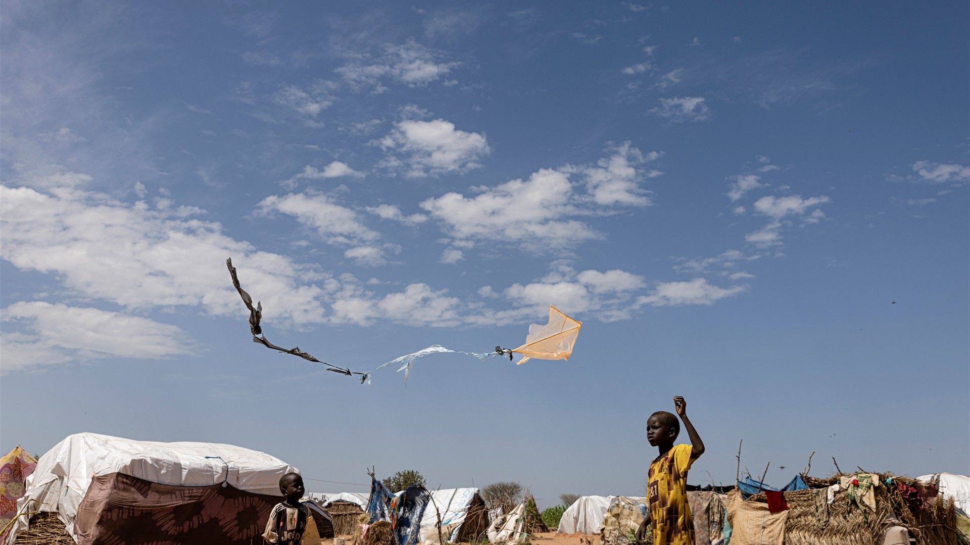 Kinder spielen in einem Flüchtlingslager in Adré, einer Stadt im Tschad an der Grenze zum Sudan.