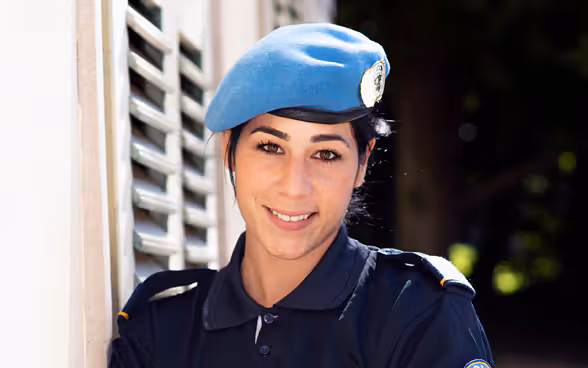 Foto von Leila in Polizeiuniform.