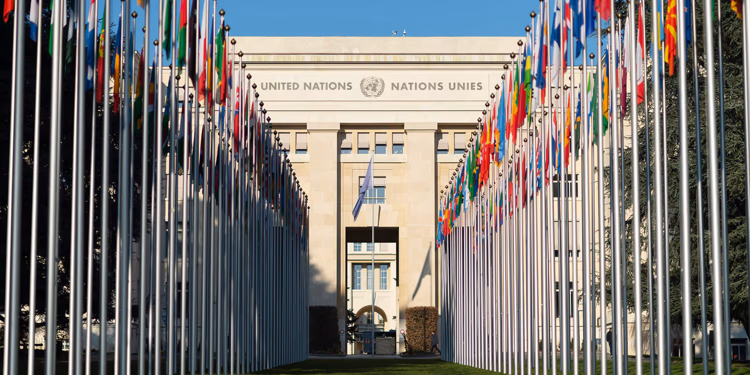 Die Flaggen der Mitgliedstaaten werden vor dem Palais des Nations in Genf gehisst.