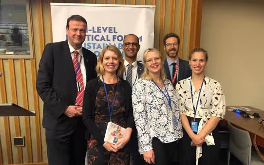 Gruppenbild in New York mit Jacques Ducrest und andere EDA Mitarbeitende.