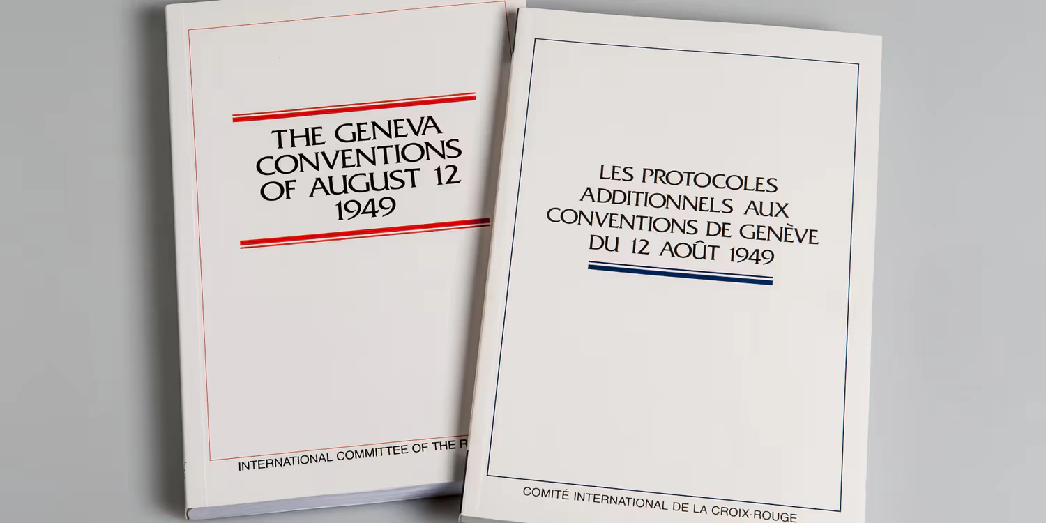 Zwei Bände der Genfer Konventionen vom 12. August 1949 und ihrer Zusatzprotokolle.