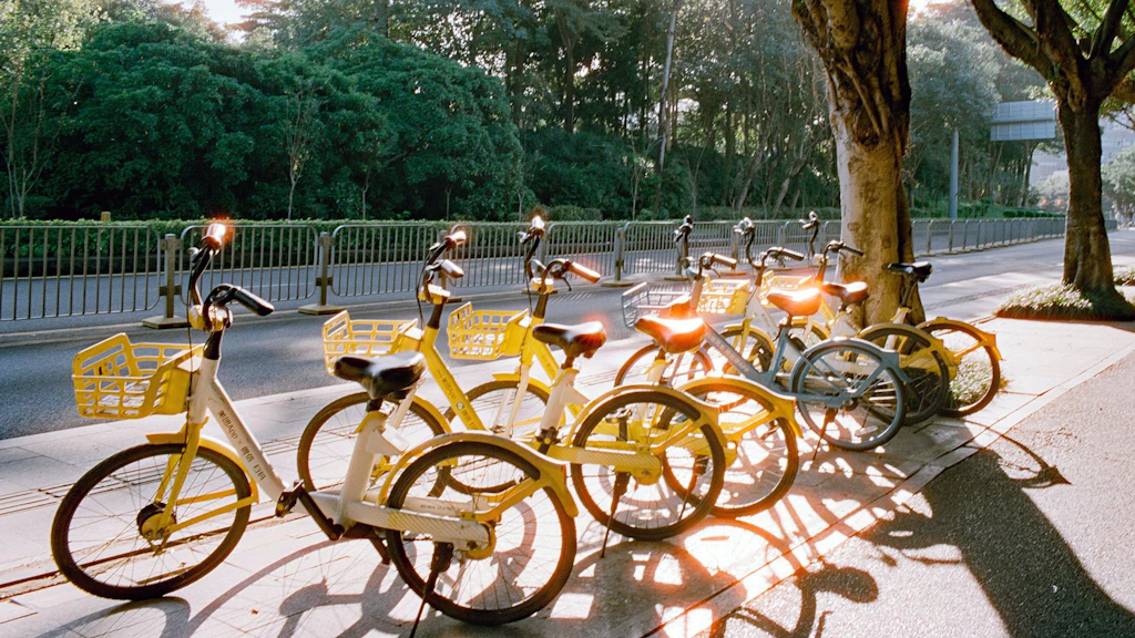 Zwei Fahrräder und zwei Scooter zeigen die Mobilitätsbemühungen des EDA exemplarisch auf.