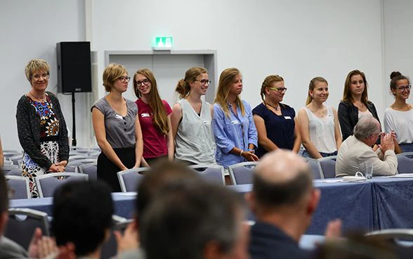 Eine Schulklasse aus Biel, die Memoiren von Holocaust-Überlebenden übersetzt hat, erhält Applaus vom Plenum.