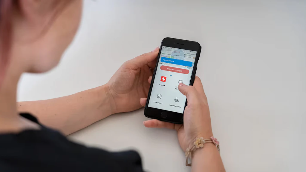 Display eines Mobiltelefons, auf dem die Travel Admin App gestartet ist.