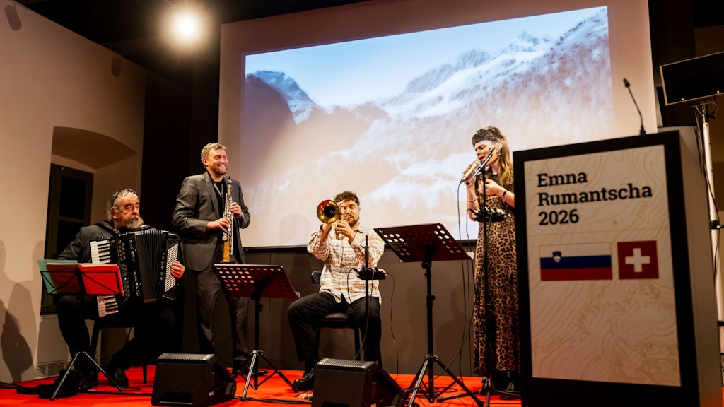 Chiara Jacommet, Samir Raschid, Aleksander Ipavec und Tomaž Nedoh auf der Bühne.