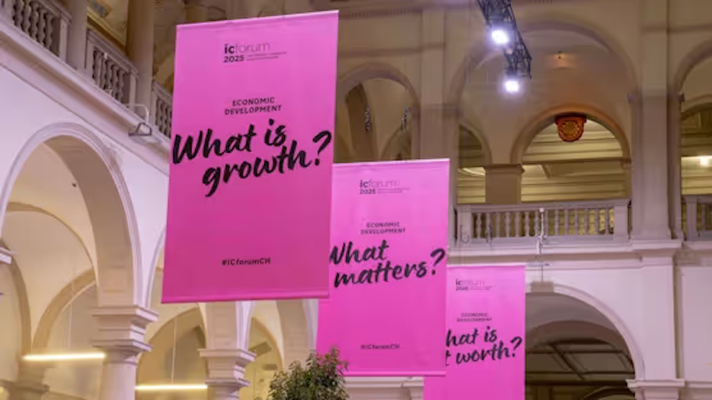 Rosa Tafeln mit den verschiedenen Slogans des IC Forum: «What is growth?», «What matters?» und «What ist worth ?». 