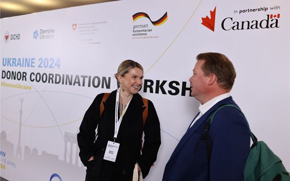 Zwei Partner des GICHD in der Ukraine tauschen sich beim letzten GICHD-Workshop in Kyiv aus.