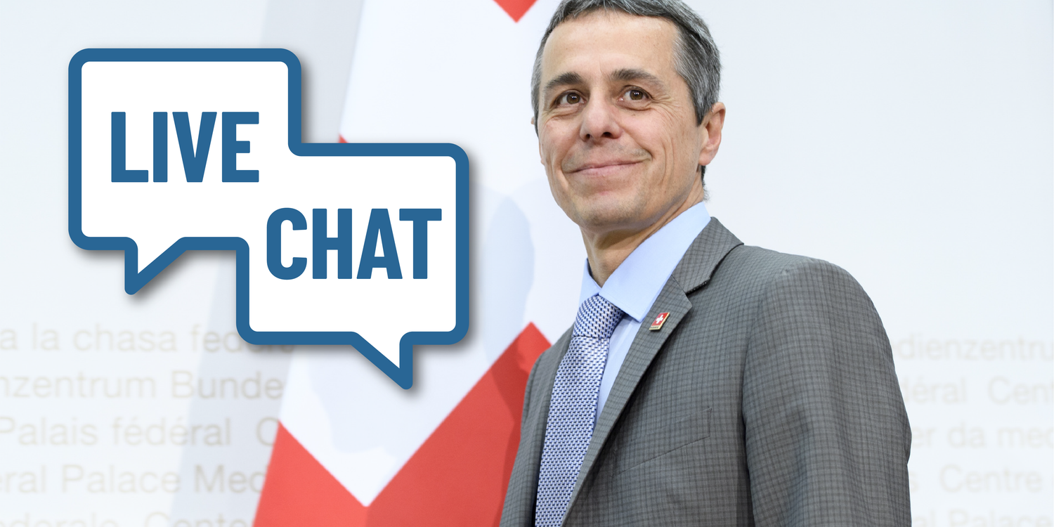 Fotomontage mit Ignazio Cassis, der in die Kamera schaut, und zwei Sprechblas-Icons mit «Live» und «Chat» zur Darstellung eines Interviews.