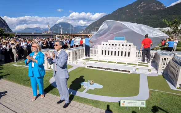 Bundespräsident Ignazio Cassis weiht im Swissminiatur in Melide ein Modell des Palais des Nations ein.