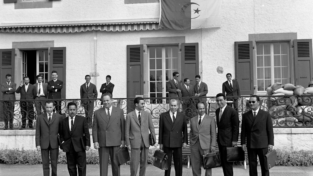 Delegation der GPRA unter der Leitung von Krim Belkacem (1922–1970) vor der Villa Bois d'Avault, Bellevue (Genf), Mai 1961.