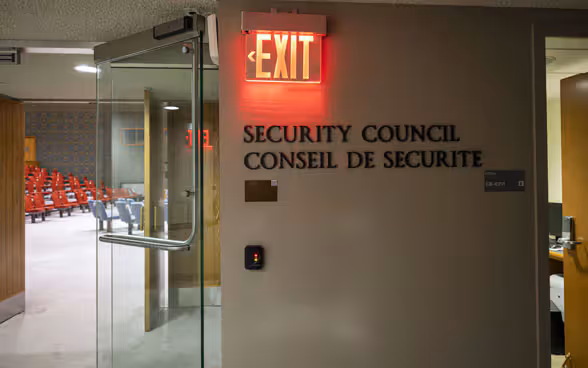 Blick auf die Tür, die in die Kammer des UNO-Sicherheitsrats führt.
